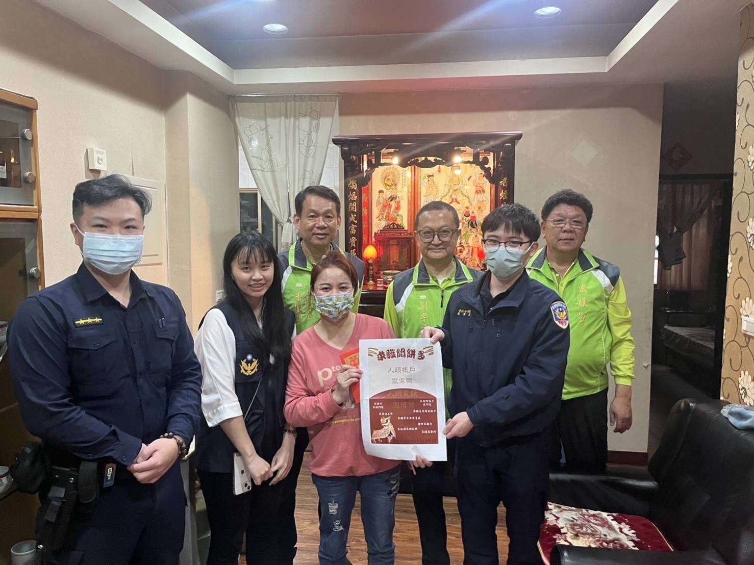 處處是溫情!蘆竹暖警主動訪視關懷送愛心 392108 0