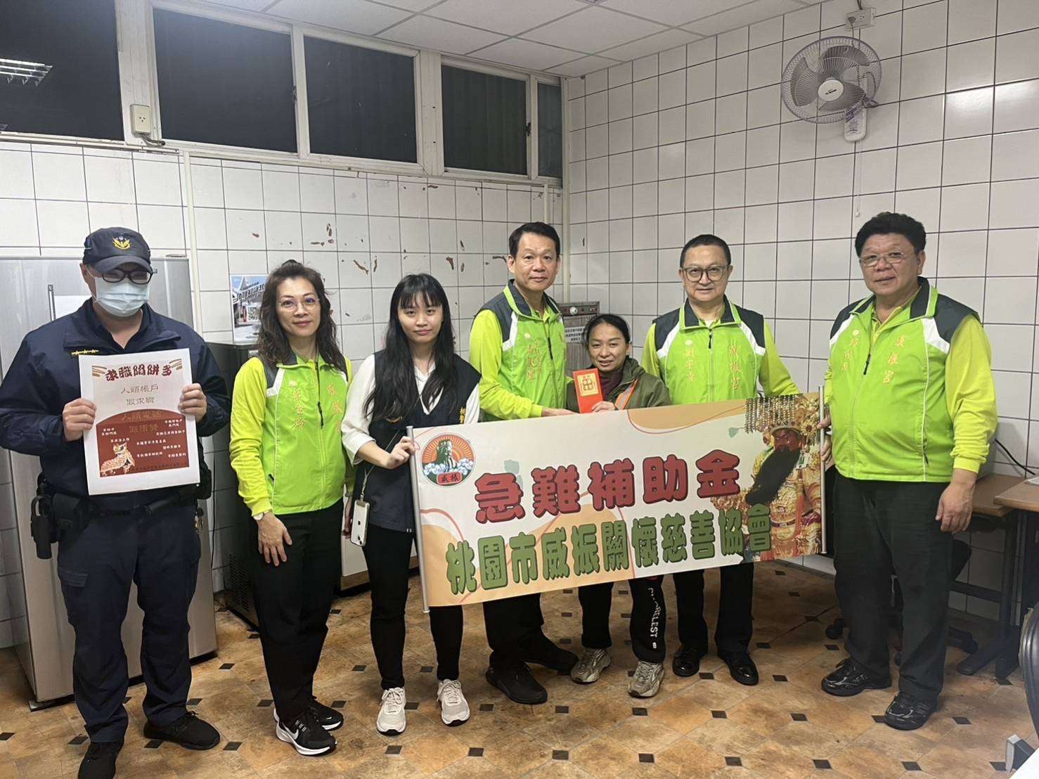 處處是溫情!蘆竹暖警主動訪視關懷送愛心 392110 0