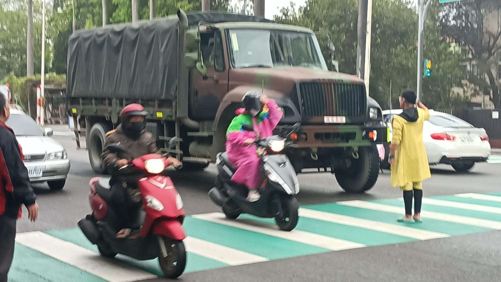 黃衣男肉身擋車畫面曝 用路人心驚驚 392805460 7376145119074143 8478226219190656714 n