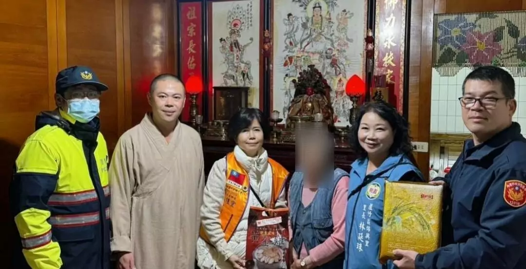 老婦舊疾復發生活陷困境 蘆竹警攜手民間團體送愛心 老婦舊疾復發生活陷困境 蘆竹警攜手民間團體送愛心