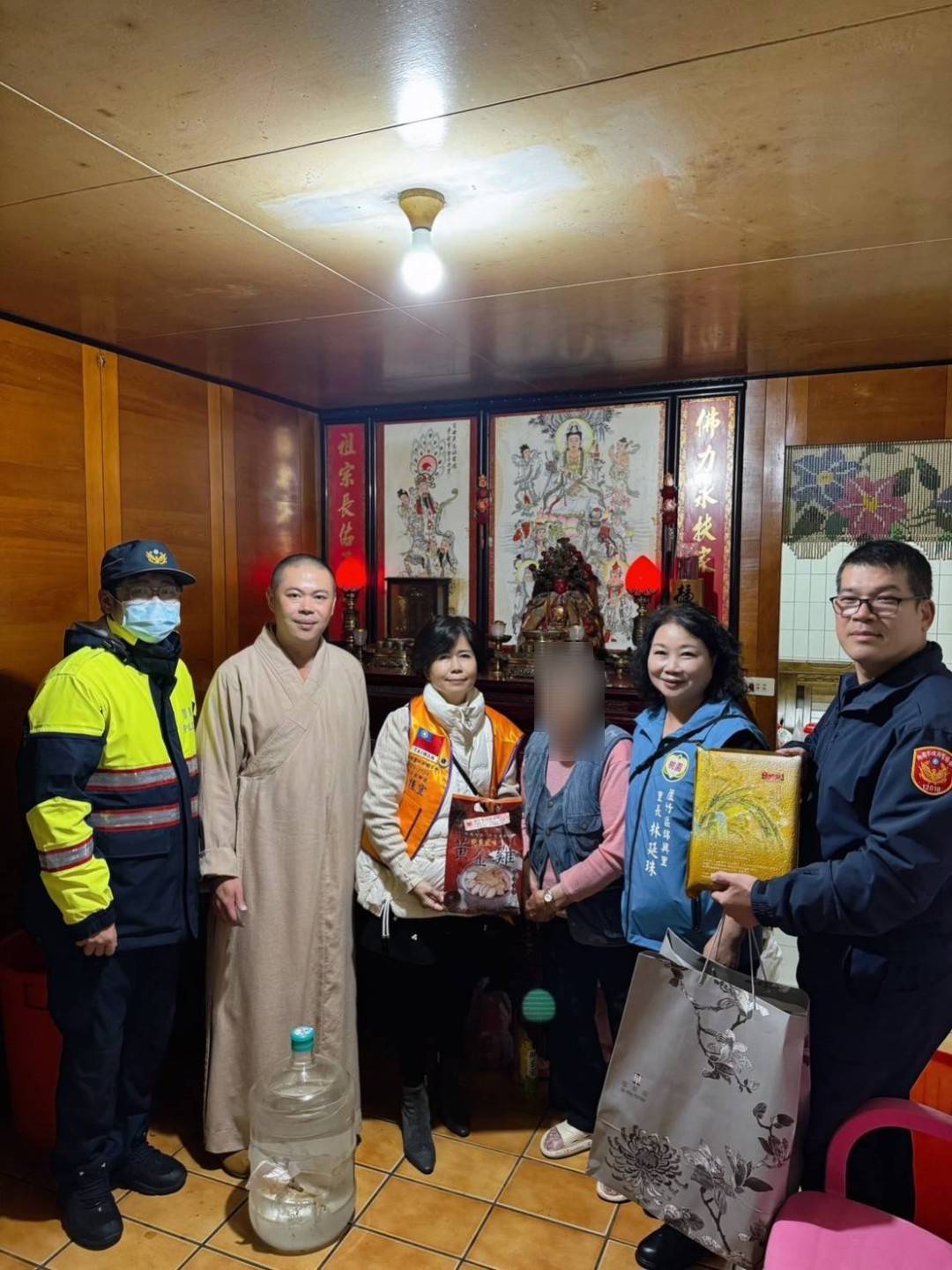 老婦舊疾復發生活陷困境 蘆竹警攜手民間團體送愛心 394767
