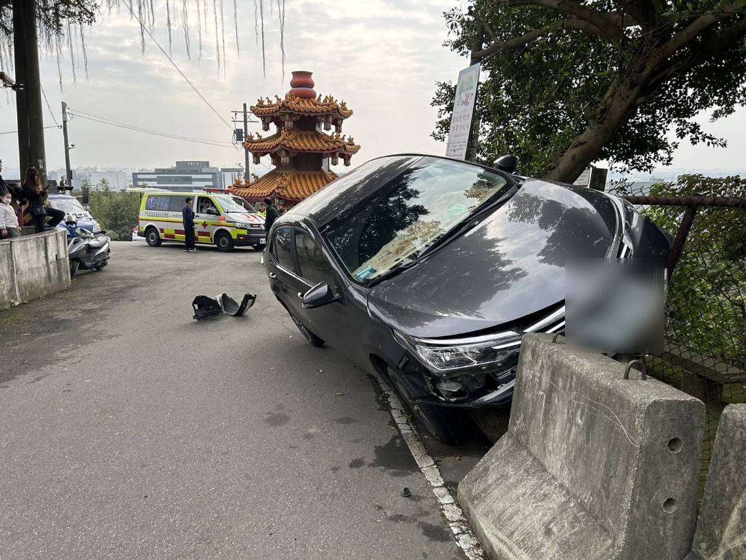 【有片】7旬翁停車暴衝 波及3輛汽車2路人受傷 397070