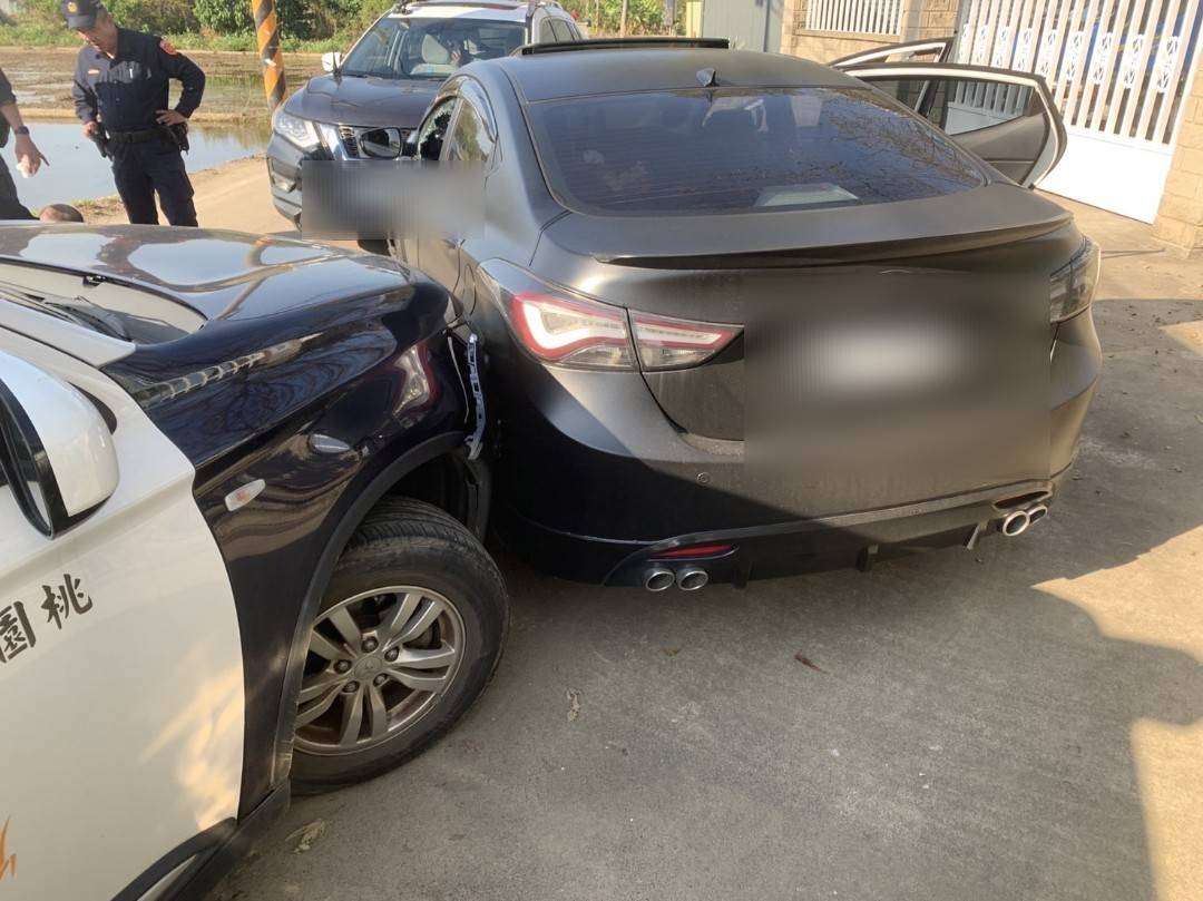 【有片】男持刀向父母要錢不成 酒駕逃逸衝撞警車 398541