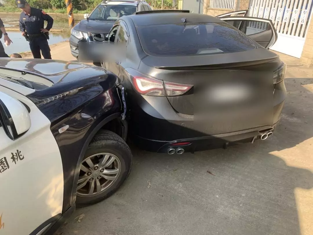【有片】男持刀向父母要錢不成 酒駕逃逸衝撞警車 【有片】男持刀向父母要錢不成 酒駕逃逸衝撞警車