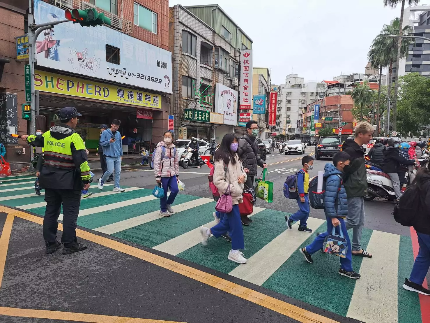 蘆竹警開學日加強維安 守護校園內外安全 蘆竹警開學日加強維安 守護校園內外安全