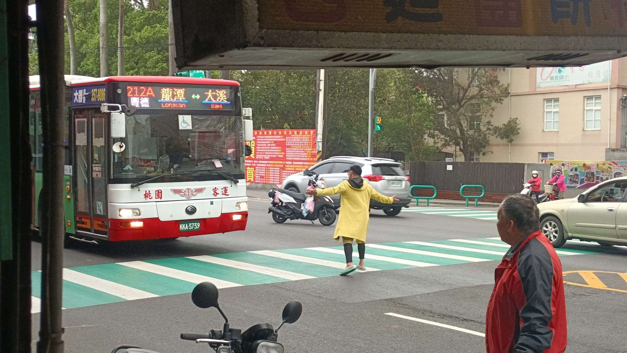 黃衣男肉身擋車畫面曝 用路人心驚驚 428645860 7376143425740979 1555329370337559366 n