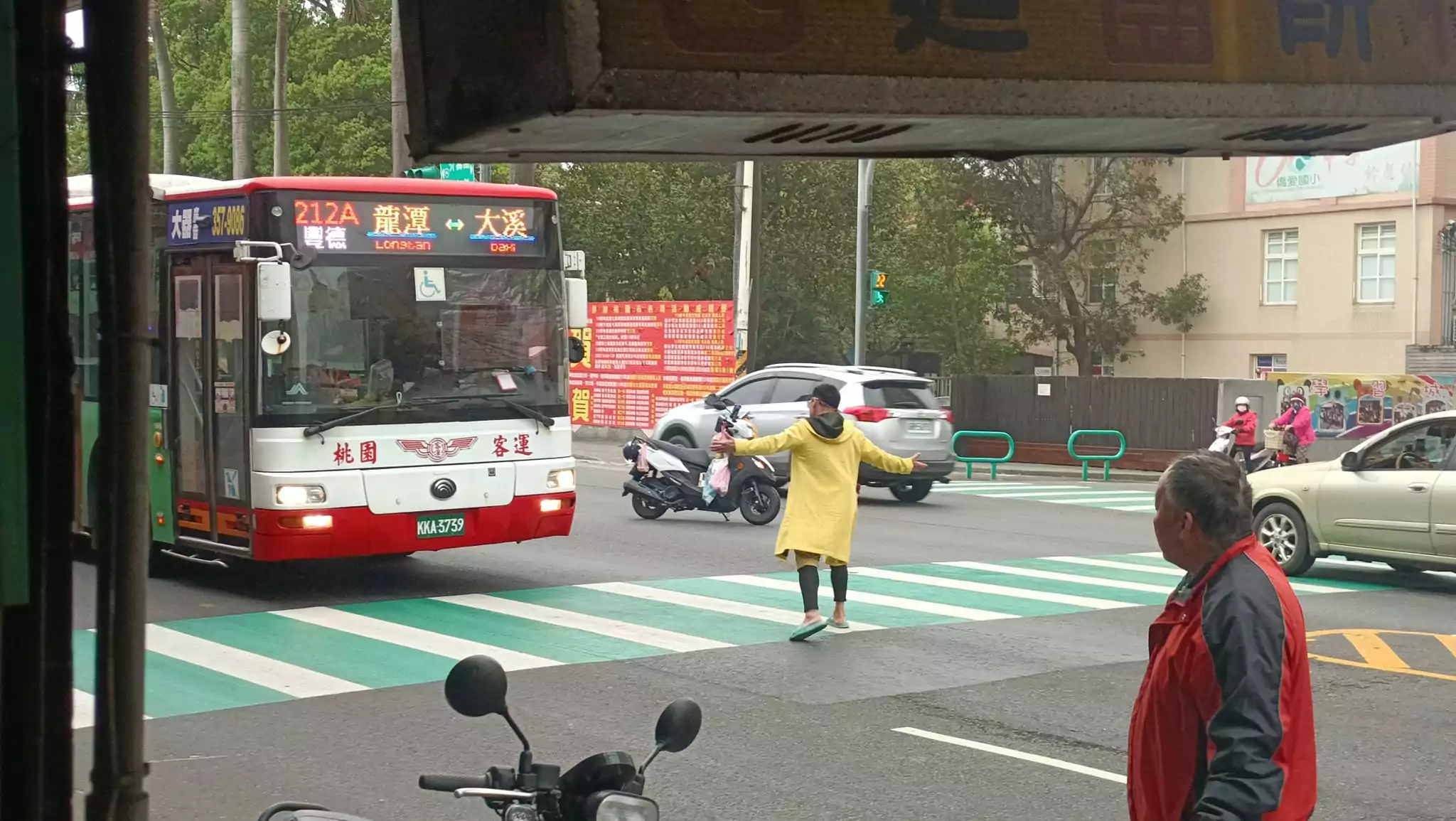 黃衣男肉身擋車畫面曝 用路人心驚驚 黃衣男肉身擋車畫面曝 用路人心驚驚
