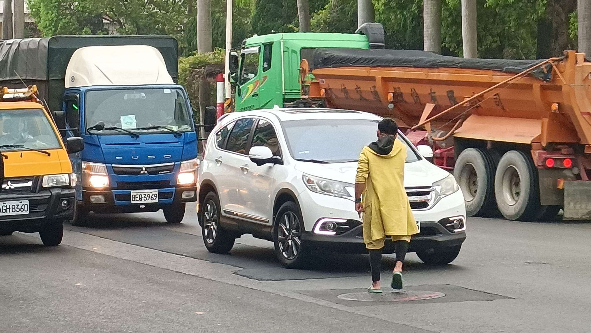 黃衣男肉身擋車畫面曝 用路人心驚驚 428648179 7376145019074153 8575889755892379422 n