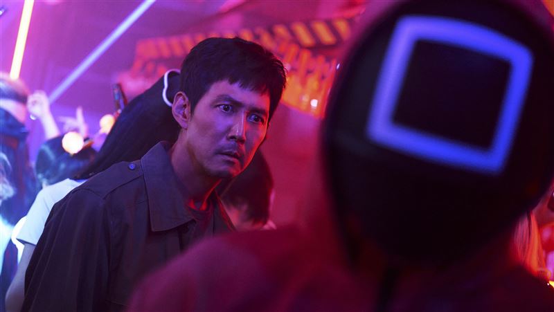 《魷魚遊戲2》劇照曝光!李政宰紅髮現身