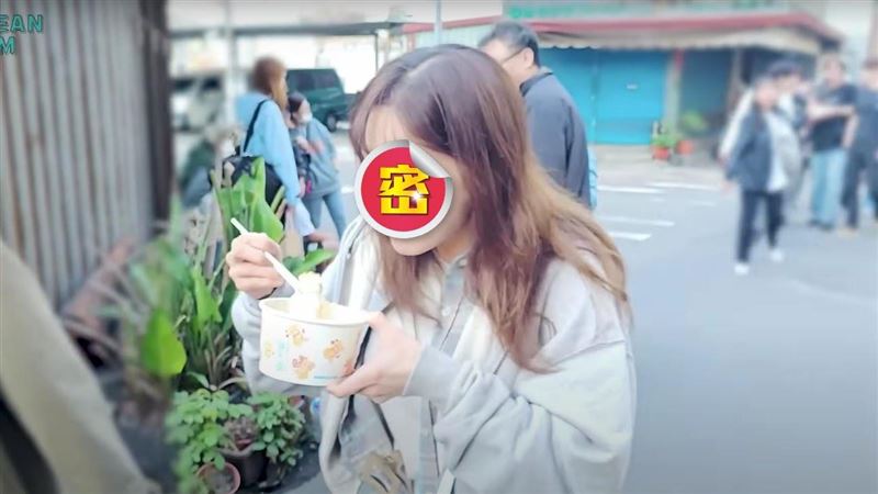 韓大咖女神現蹤台南 狂嗑小吃零偶包被拍