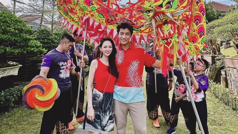 陳喬恩龍年陪嫩尪!媳婦跪著唱歌全網驚呆