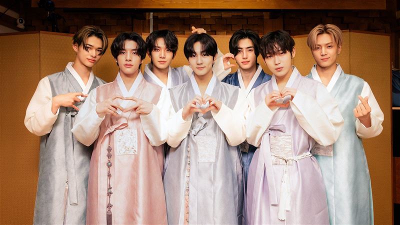 男團拜年說「Seollal」!小粉紅心碎怒轟