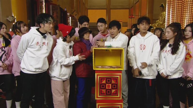 胡瓜偷吃步遭阿嬤抓包 尷尬過程全被拍