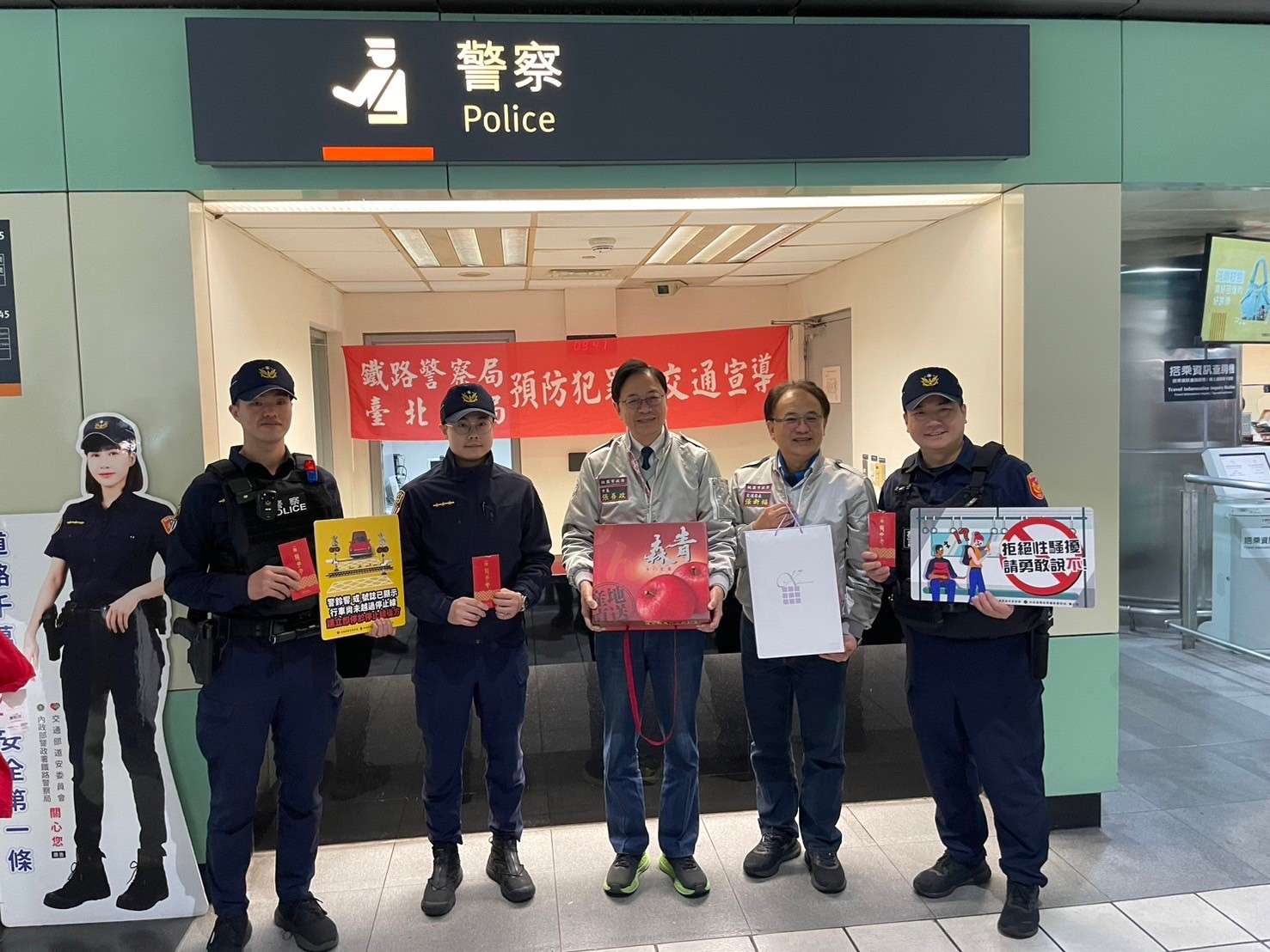 張善政前往運輸場關心春節疏運 慰問值勤人員辛勞 456 3