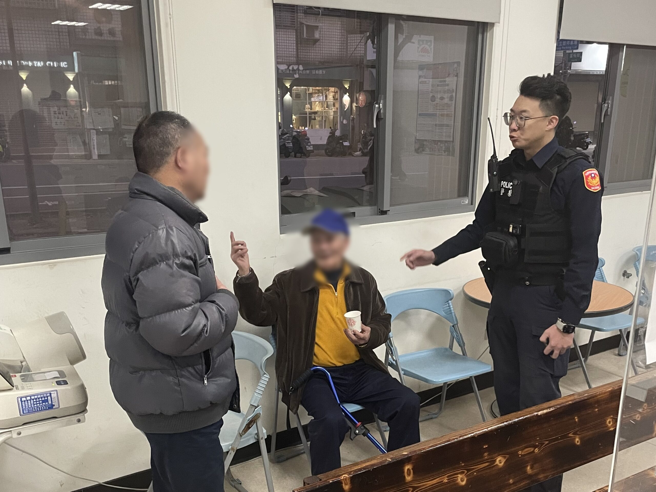 8旬翁外出迷途無助站街頭 中壢暖警助平安返家 456 4 scaled