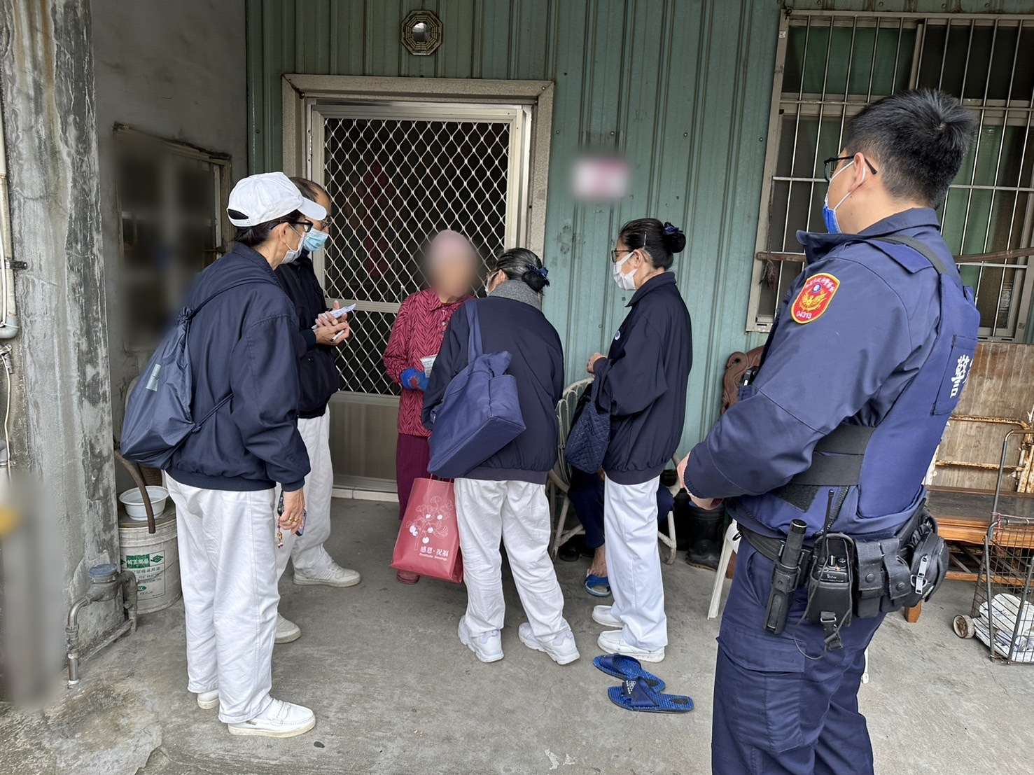 壢警攜手慈濟送暖 贈弱勢家庭愛心物資 4 0