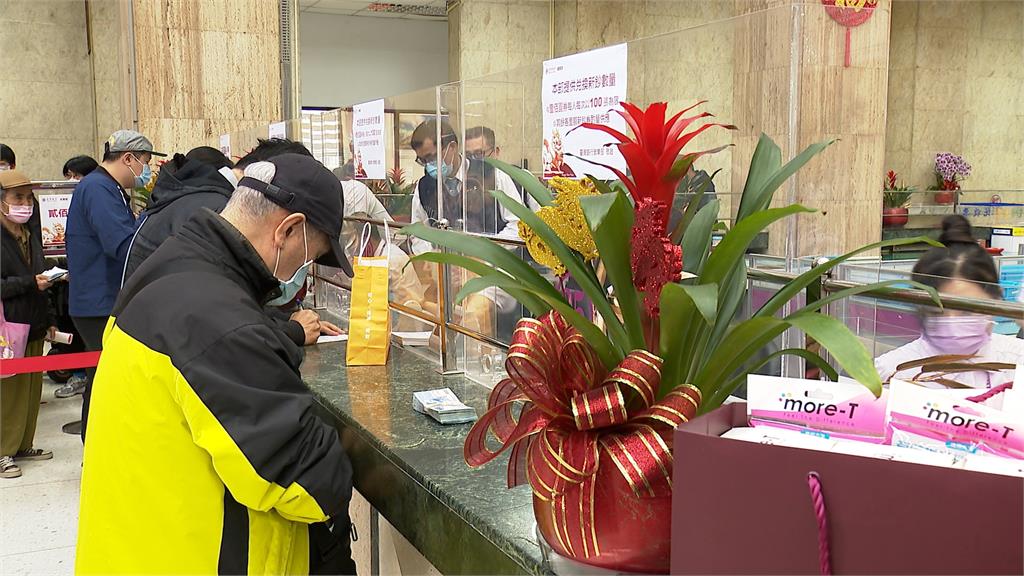 換新鈔開跑 台銀總行「增設6櫃位」3倍人力紓解人龍