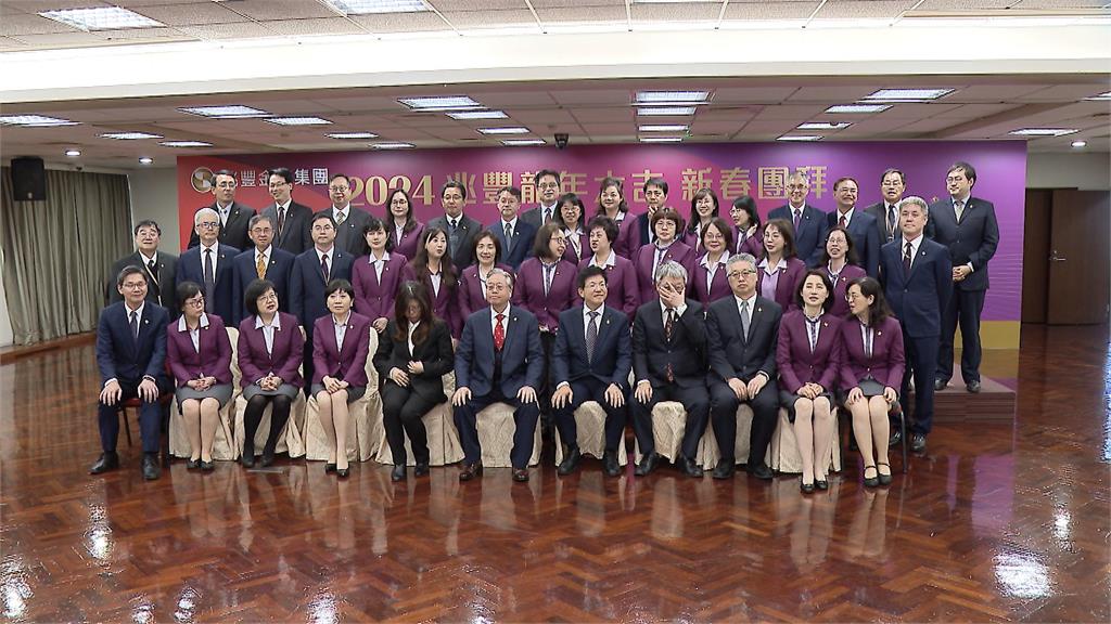 初六開工!銀行業者新春團拜請來財神爺跳舞