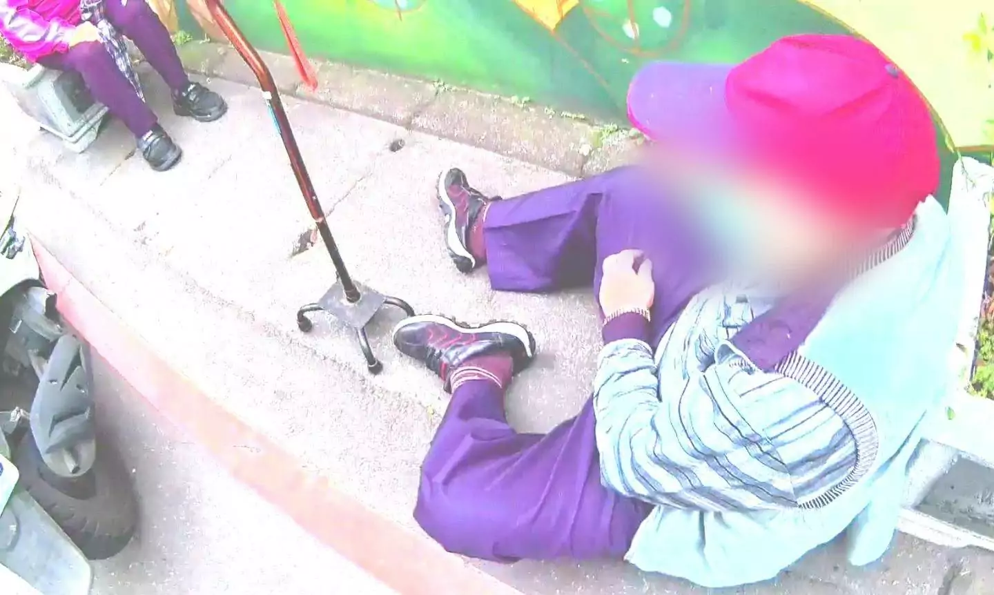 7旬翁夫婦突發不適跌坐路旁 八德暖警助送醫 7旬翁夫婦突發不適跌坐路旁 八德暖警助送醫