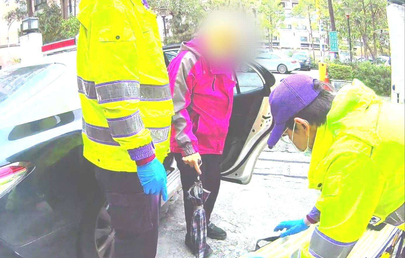 7旬翁夫婦突發不適跌坐路旁 八德暖警助送醫 557274 0