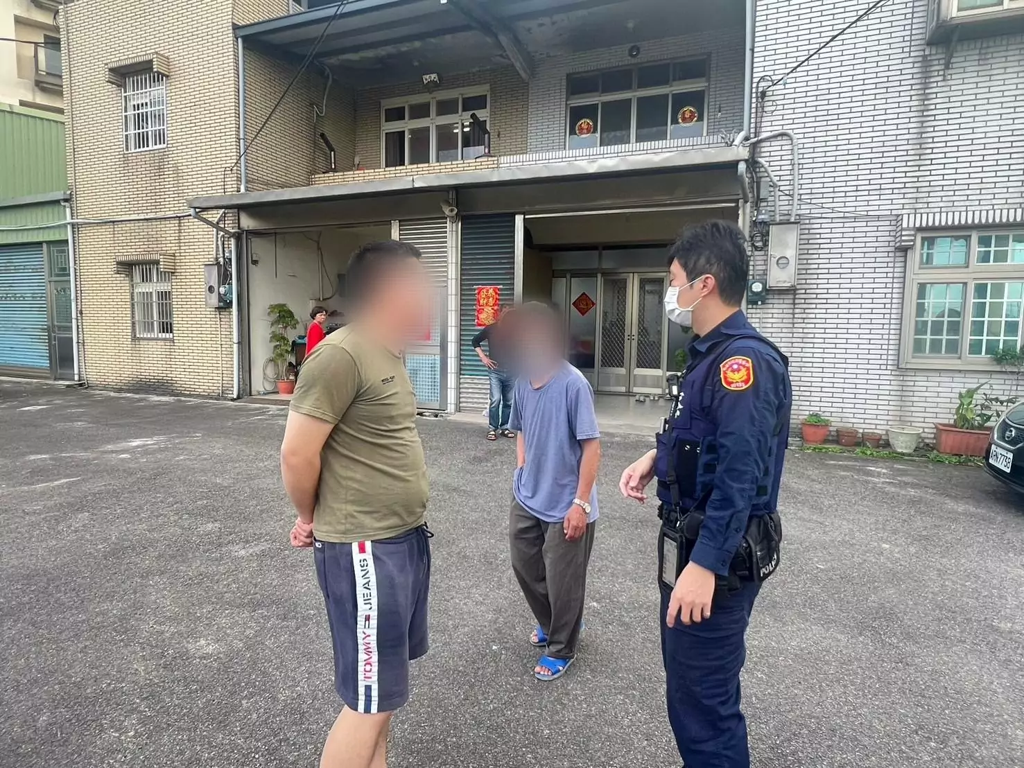 7旬失智翁迷途一整天 八德警靠1物助他返家 566397