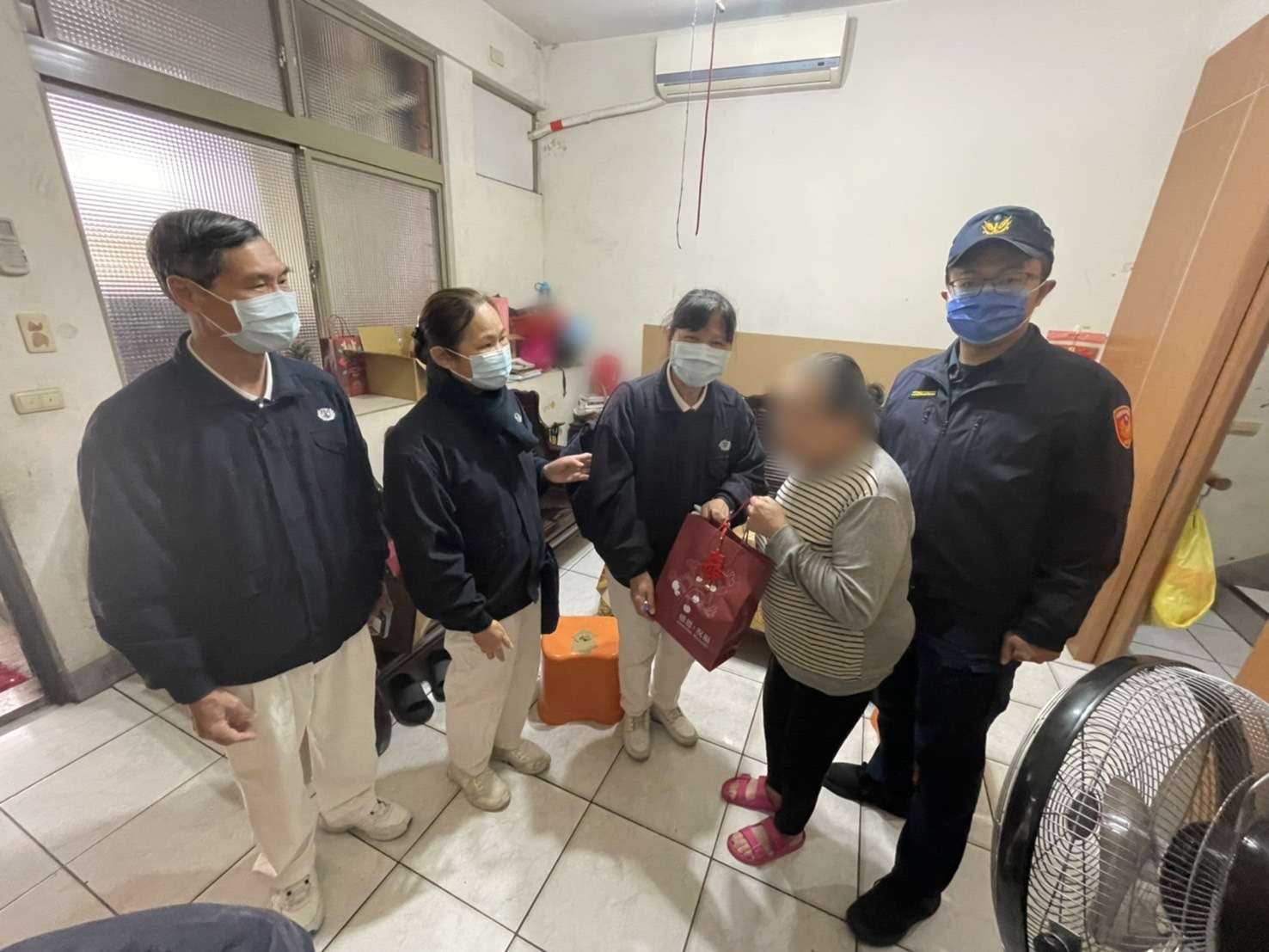 壢警攜手慈濟送暖 贈弱勢家庭愛心物資 5 0