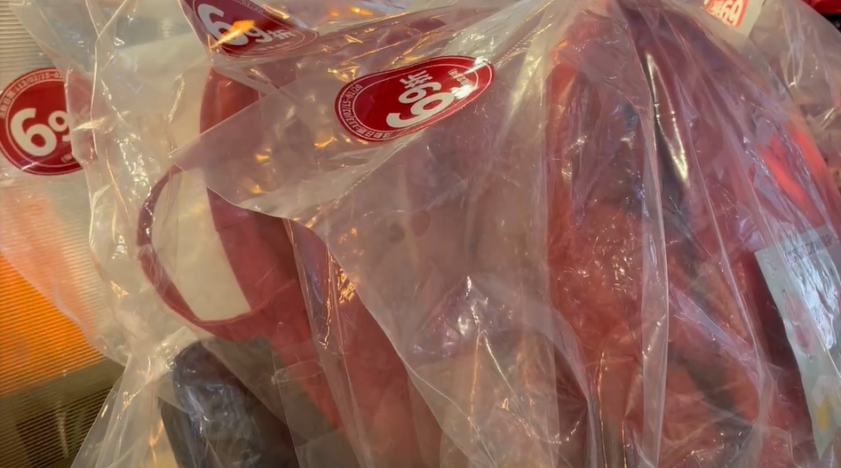 買氣差!CP值太低? 超商門口堆滿福袋還標打69折