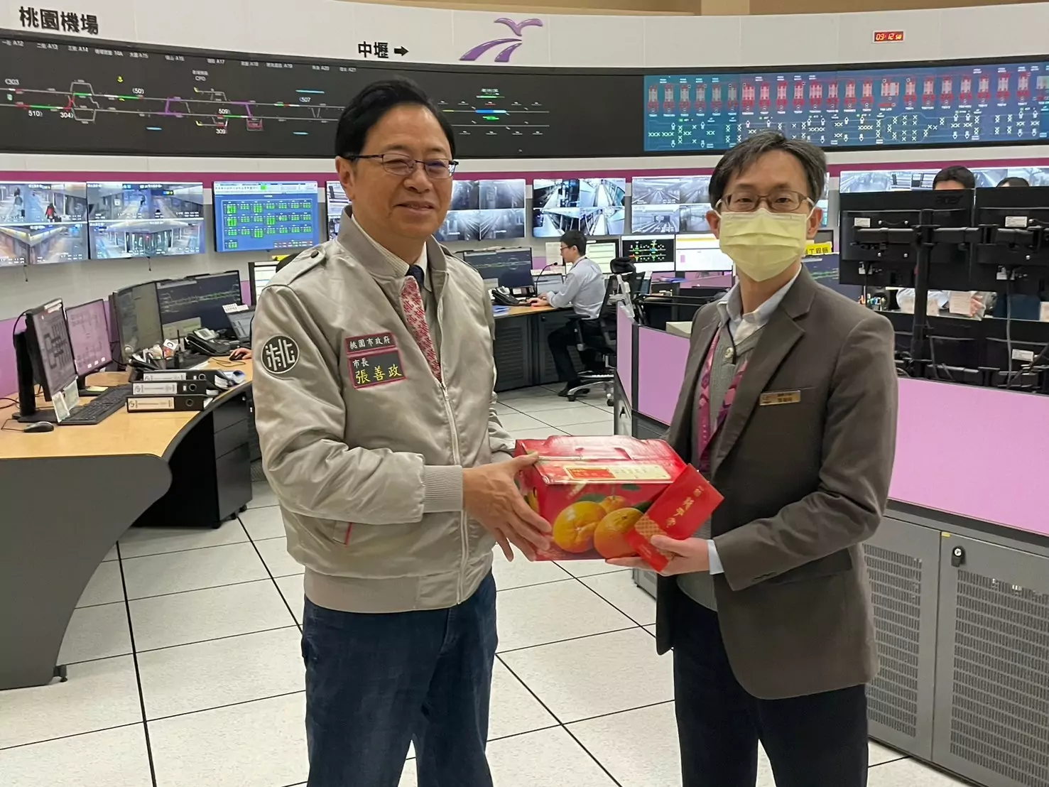 張善政前往運輸場關心春節疏運 慰問值勤人員辛勞 張善政前往運輸場關心春節疏運 慰問值勤人員辛勞