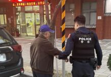8旬翁外出迷途無助站街頭 中壢暖警助平安返家