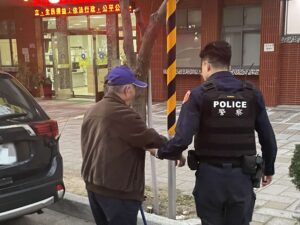 8旬翁外出迷途無助站街頭 中壢暖警助平安返家