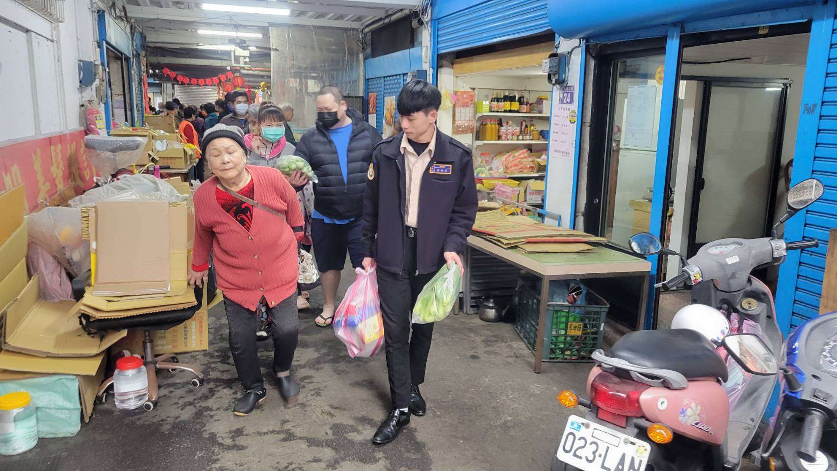 楊梅區公所結合民間團體 歲末送愛心關懷弱勢 8