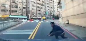【有片】闖路中央假裝被車撞 碰瓷哥蹩腳演技下場慘了