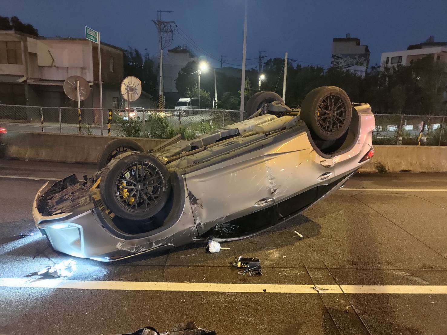 高原交流道過彎翻車 5旬女駕駛送醫治療 95292 0