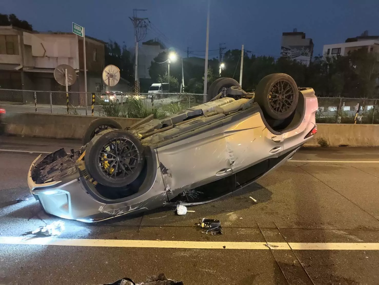 高原交流道過彎翻車 5旬女駕駛送醫治療 95292 0