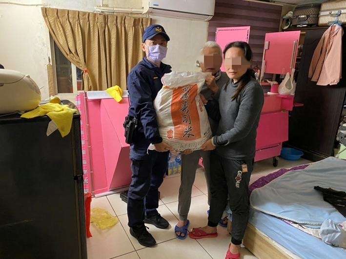 女子1原因生活陷困境 壢警結合民間力量送暖 C1AB3741 76E8 4A44 95B9 F3F70C0AD90B 副本