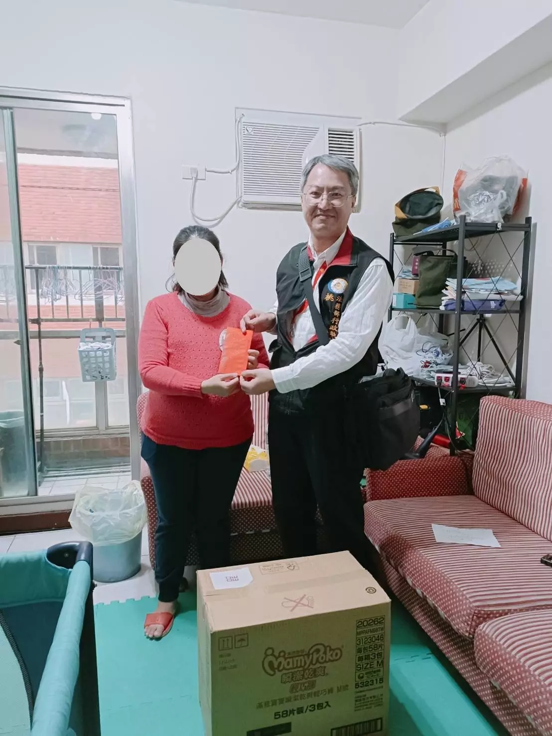 準4寶媽與夫被資遣無力繳健保費 桃園分署寒冬送暖 IMG 2152 0