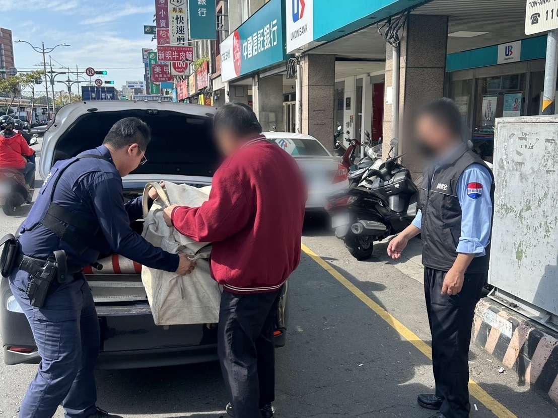 銀行搬運5千萬鉅款 壢警全程護送「鈔」安心 IMG 3991
