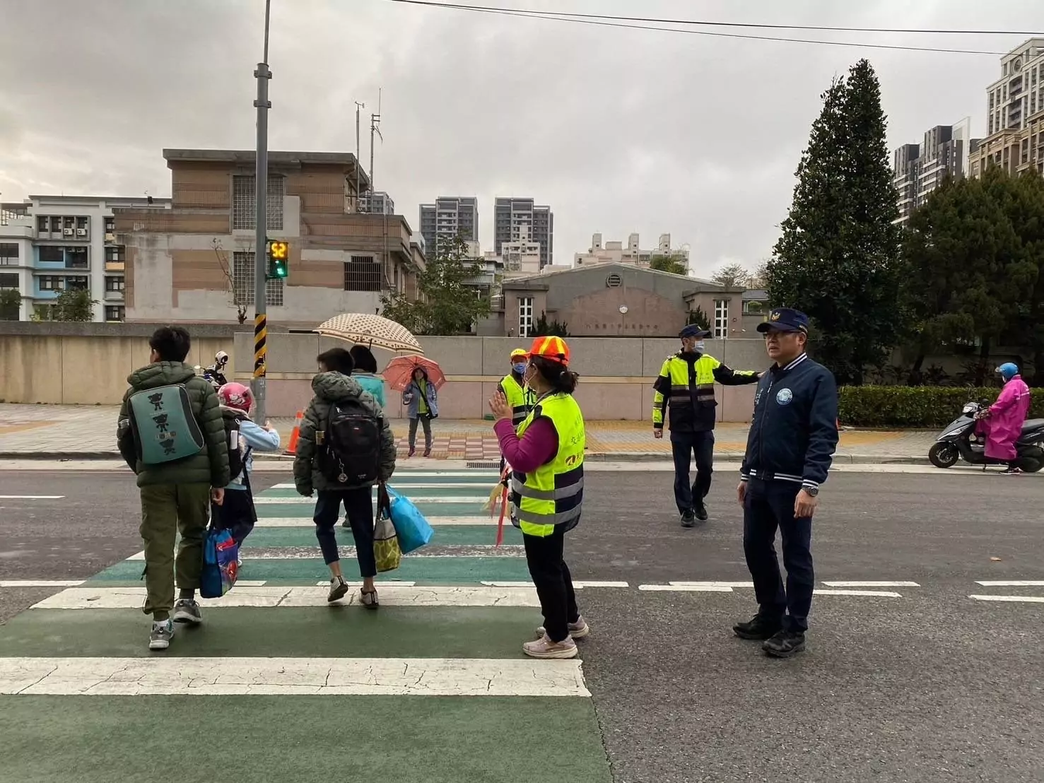 紓解開學日交通衝擊 八德警加強疏導護童安全 紓解開學日交通衝擊 八德警加強疏導護童安全