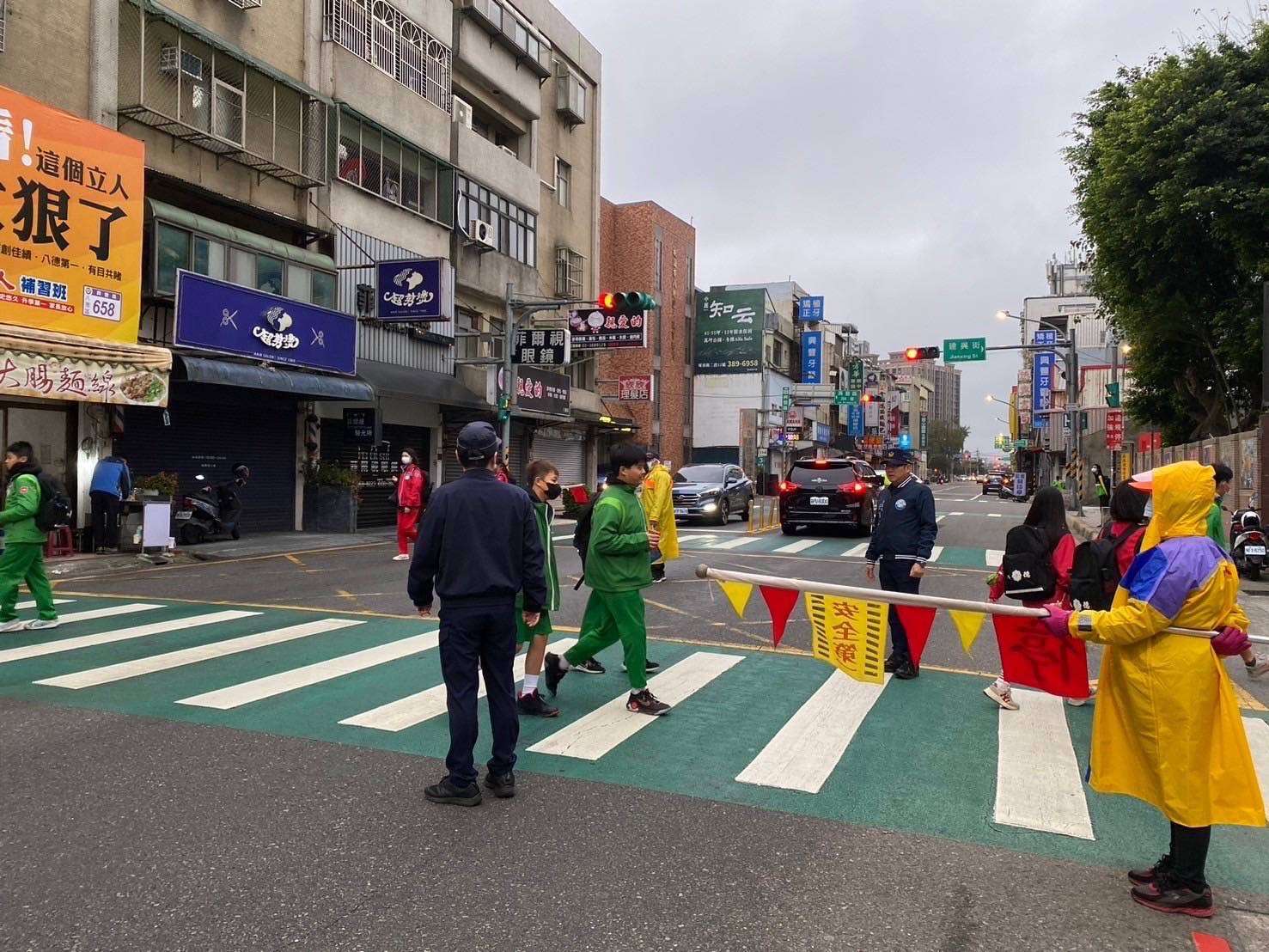 紓解開學日交通衝擊 八德警加強疏導護童安全 S 10100904