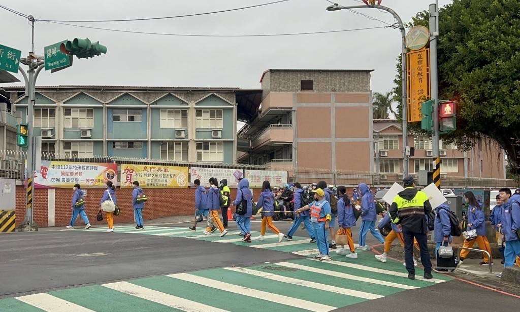 寒假結束!桃警執行護童勤務加強校園交安宣導 S 10100911