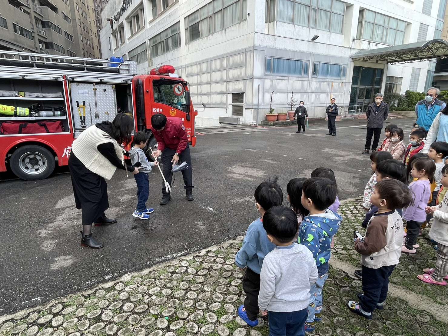 桃消內壢分隊場勘偶遇幼兒園學童 把握機會宣導防災知識 S 107642913 0