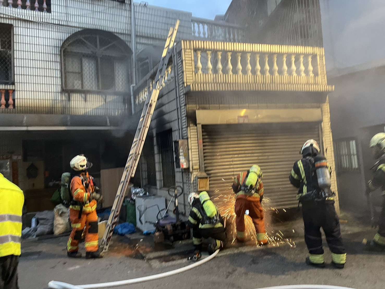 中壢民宅失火冒煙 兒受困機警「躲」待救援 S 109518854