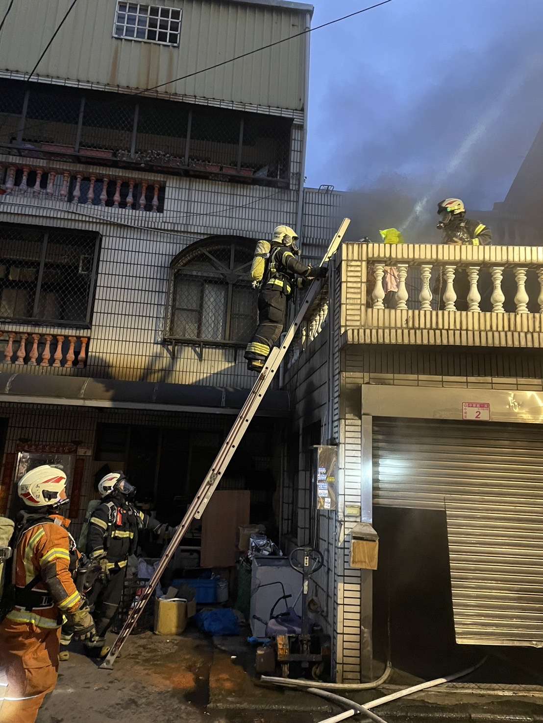中壢民宅失火冒煙 兒受困機警「躲」待救援 S 109527044