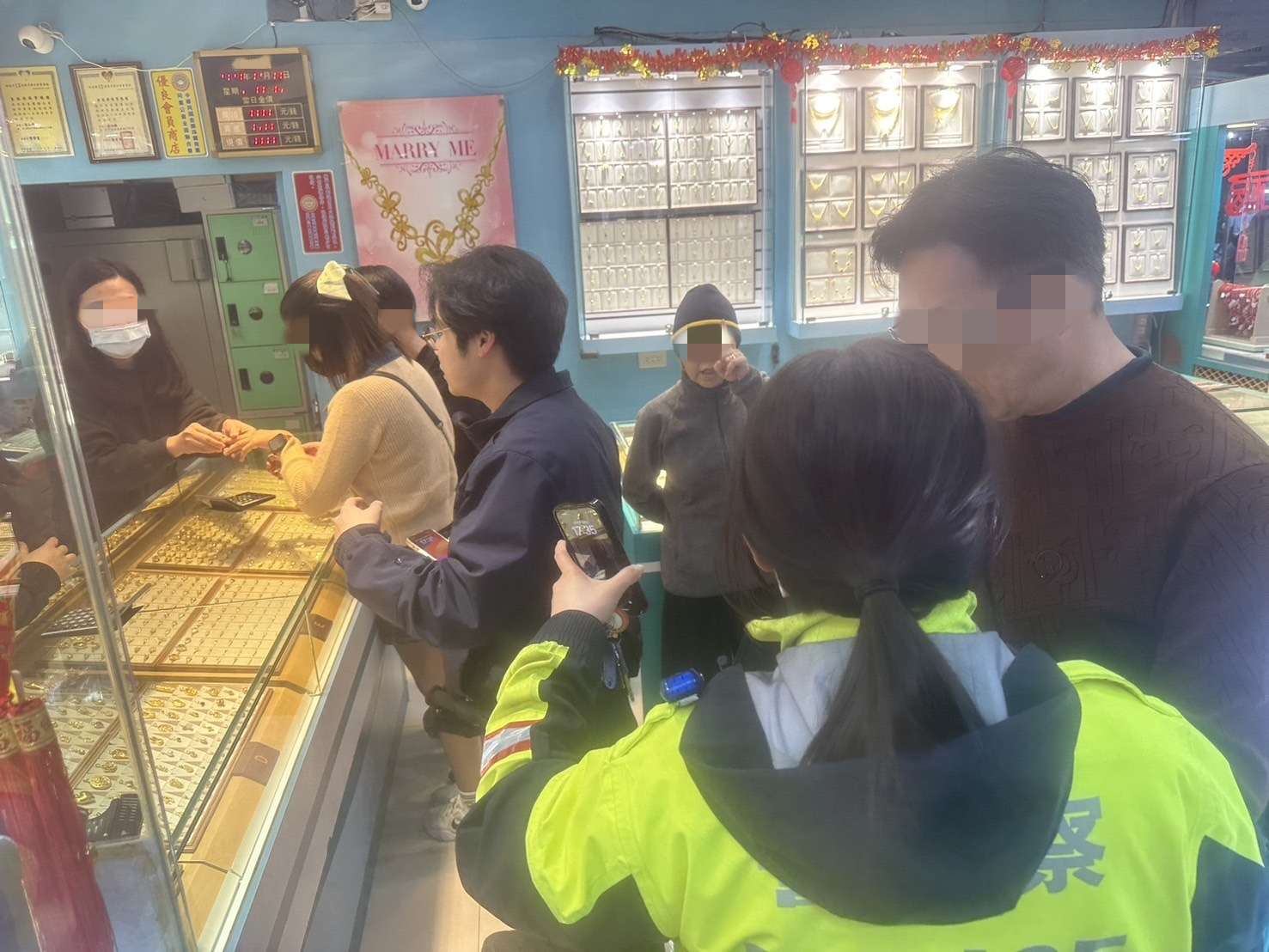 【有片】男銀樓奪19萬金項鍊就跑 熱心民眾秒逮人 S 140271786