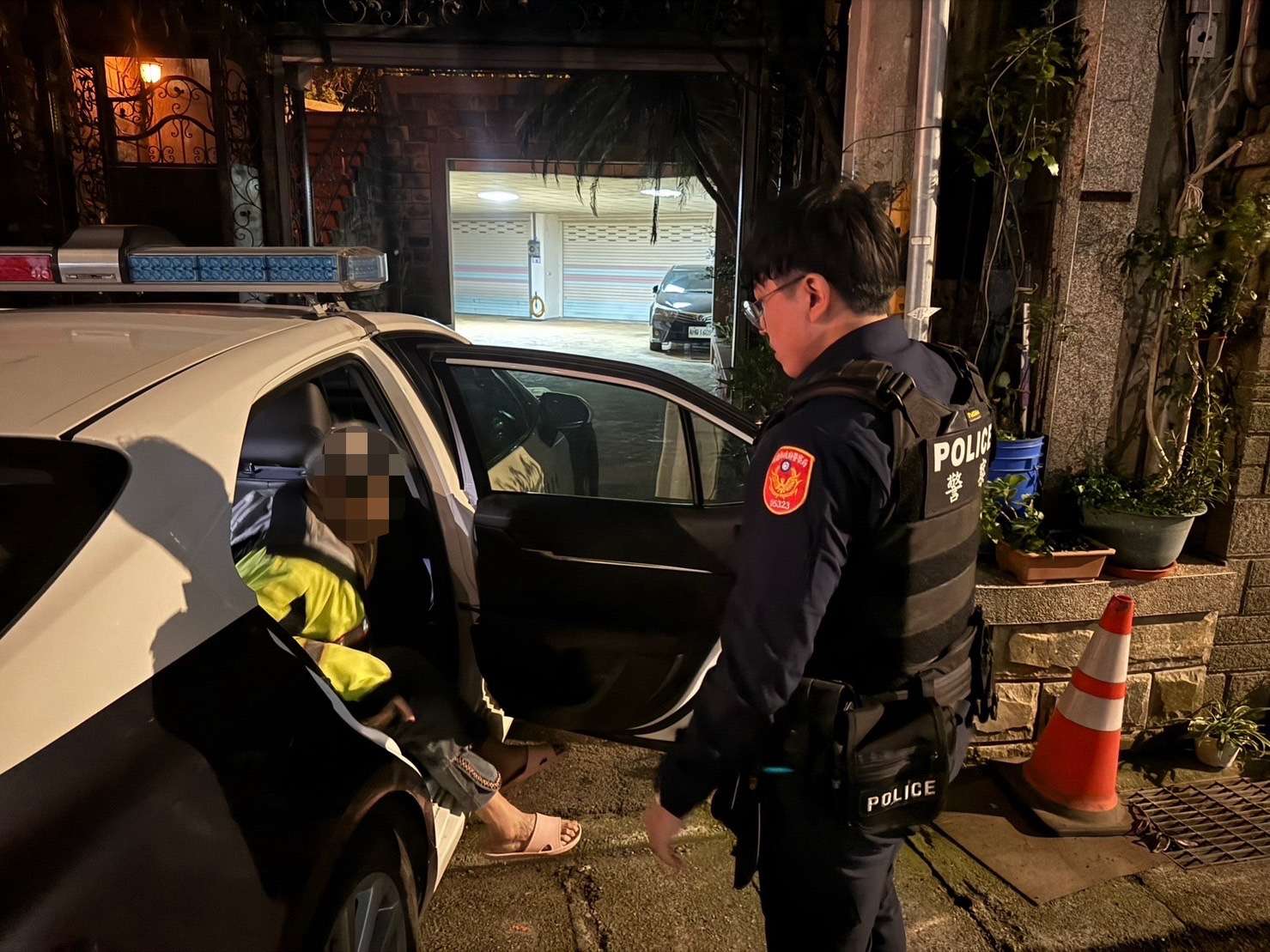 7旬婦深夜獨自徘徊 楊梅暖警沿路尋家人 S 14196808