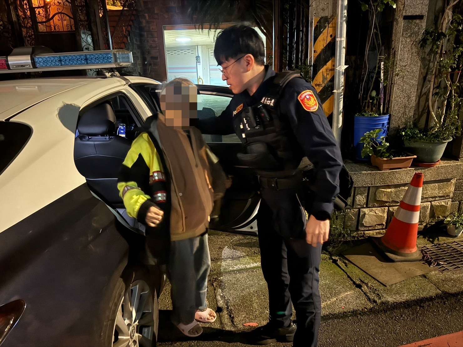 7旬婦深夜獨自徘徊 楊梅暖警沿路尋家人 S 14196809