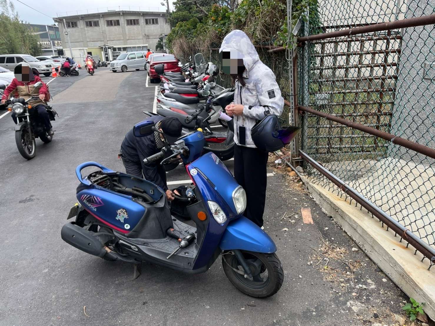女子車拋錨受困路旁 楊梅巡警助排除解圍 S 14213286