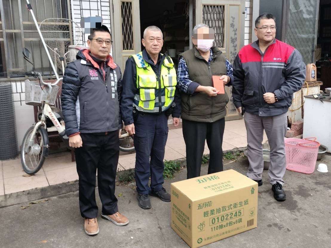 楊梅警落實社區警政工作 助獨居長輩過好年 S 14262335