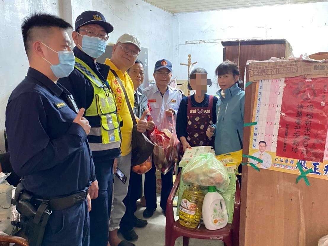 楊梅警落實社區警政工作 助獨居長輩過好年 S 14262336