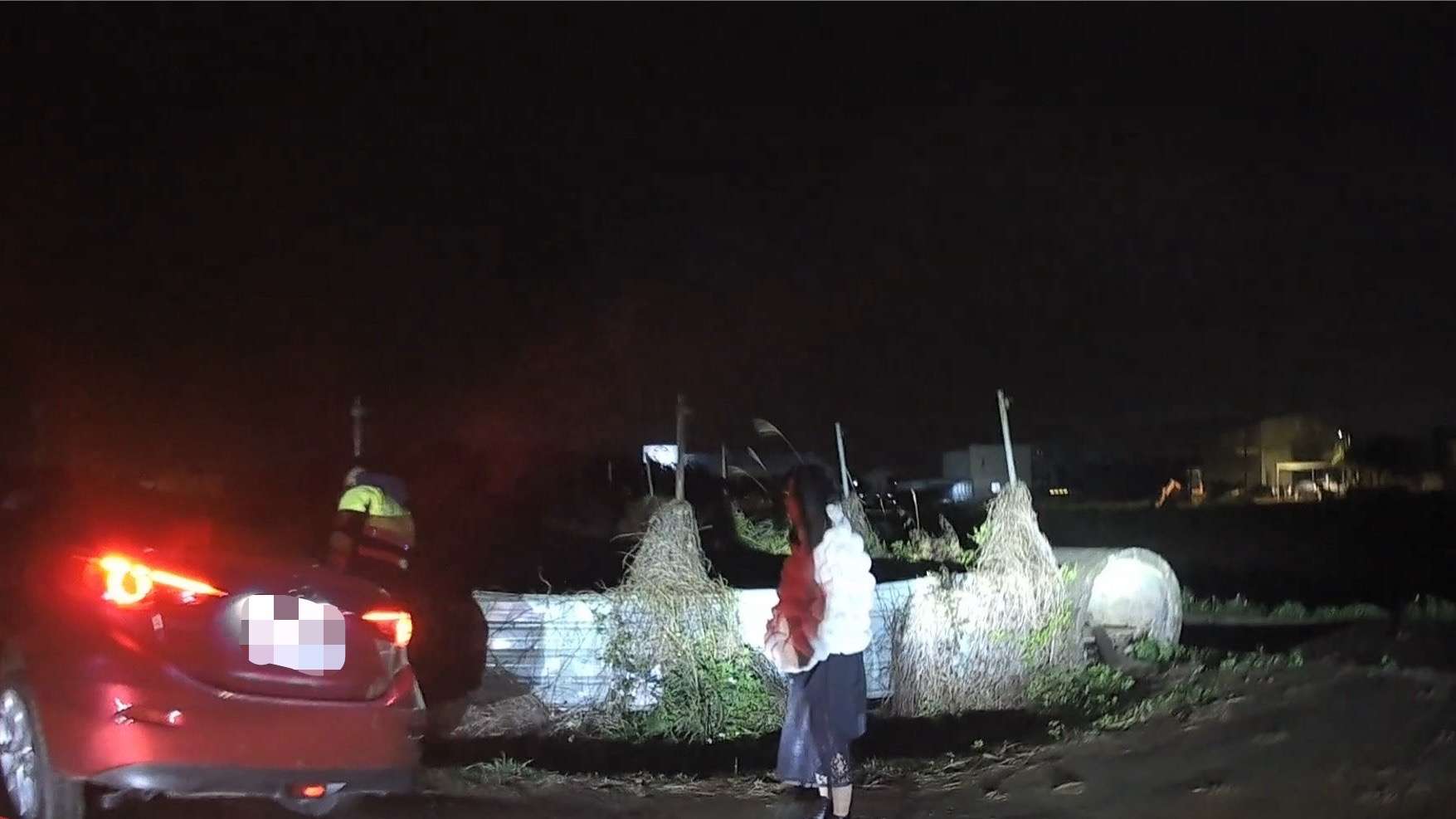 開車導航走進小路掉水溝 聰明楊梅警用這招助脫困 S 14270570